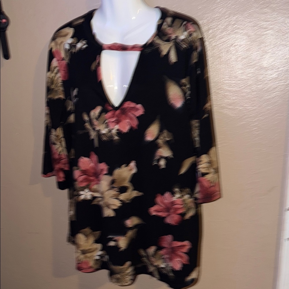 Floral Keyhole Women's Top 2X - Picture 2 of 7
